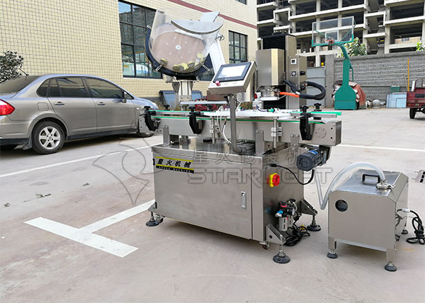 玻璃瓶旋蓋機(jī)廠家-醬類玻璃瓶旋蓋機(jī)-辣椒醬旋蓋設(shè)備廠房實(shí)拍圖